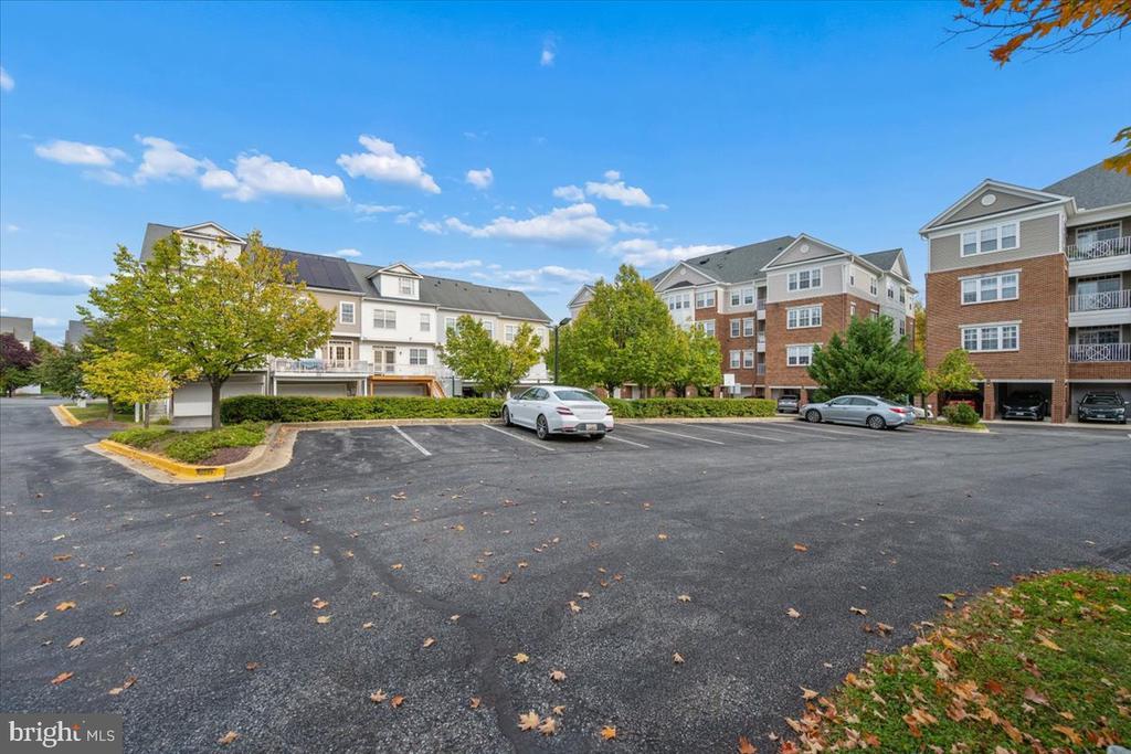 616 GARDEN VIEW SQUARE