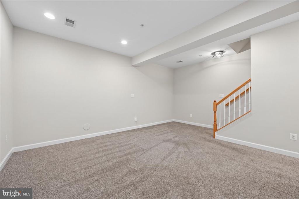 616 GARDEN VIEW SQUARE