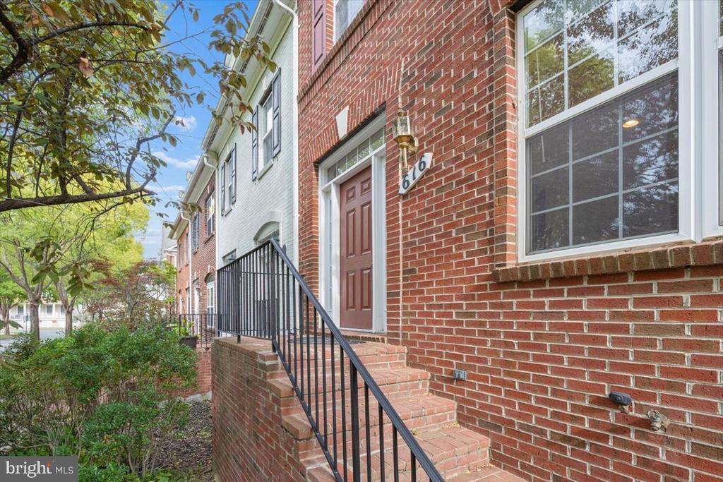 616 GARDEN VIEW SQUARE