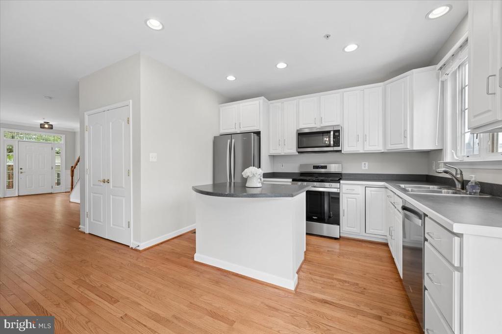 616 GARDEN VIEW SQUARE