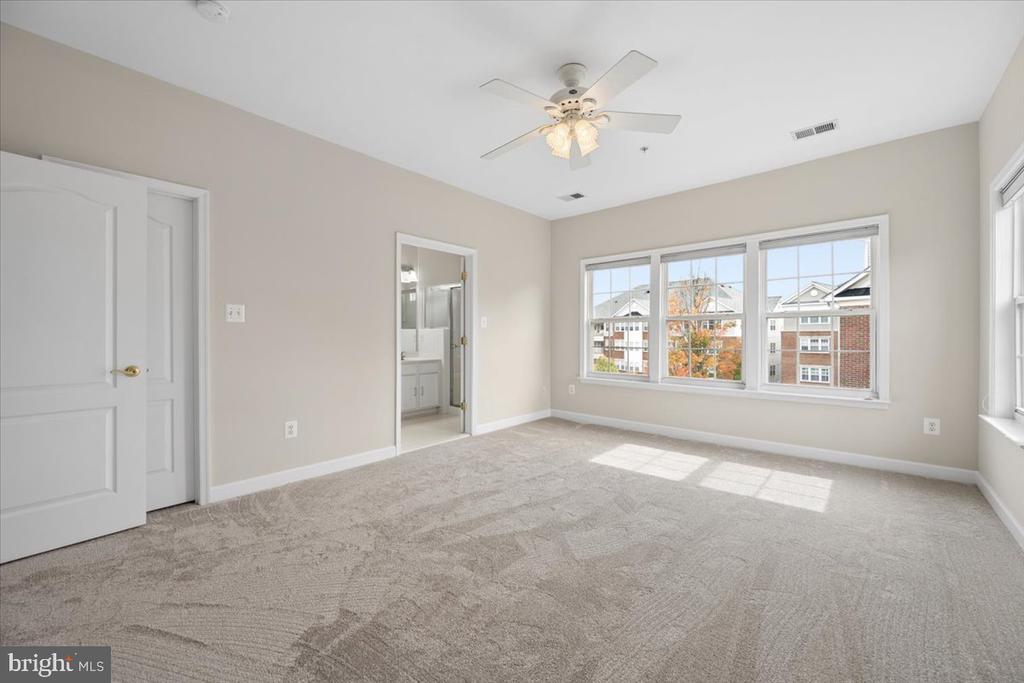 616 GARDEN VIEW SQUARE
