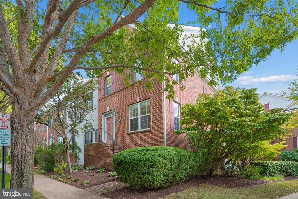 616 GARDEN VIEW SQUARE
