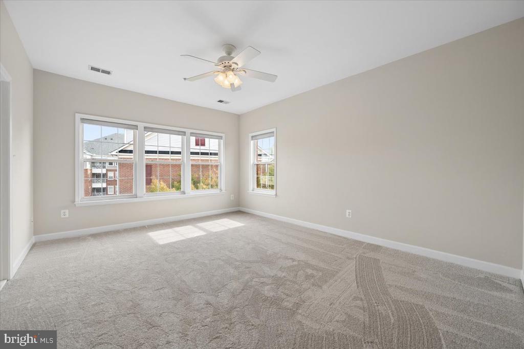 616 GARDEN VIEW SQUARE