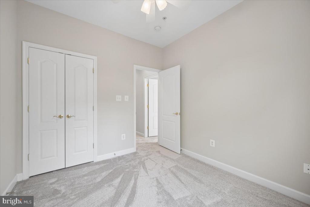 616 GARDEN VIEW SQUARE