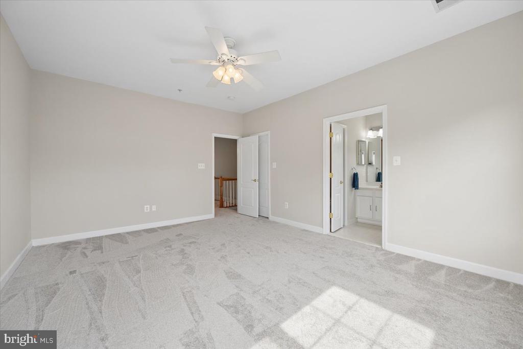 616 GARDEN VIEW SQUARE