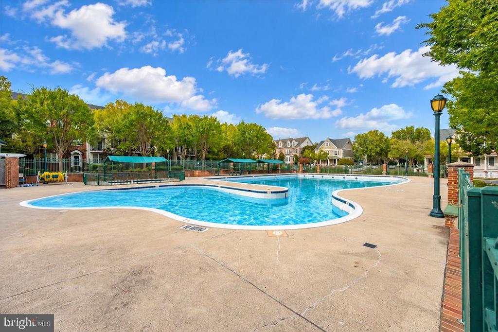 616 GARDEN VIEW SQUARE