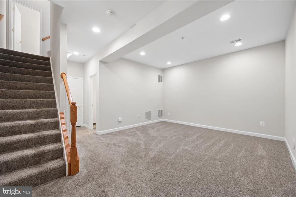 616 GARDEN VIEW SQUARE