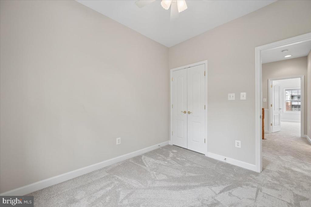 616 GARDEN VIEW SQUARE