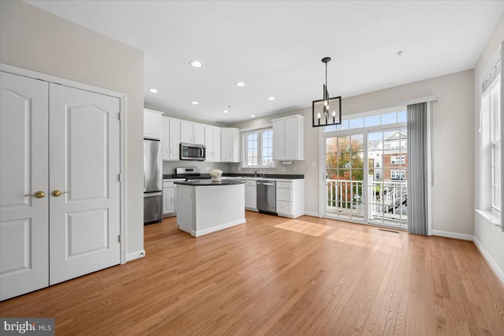 616 GARDEN VIEW SQUARE