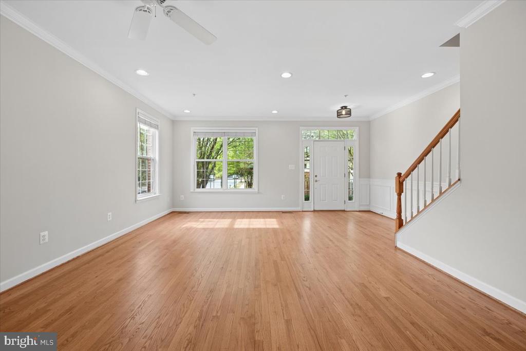 616 GARDEN VIEW SQUARE