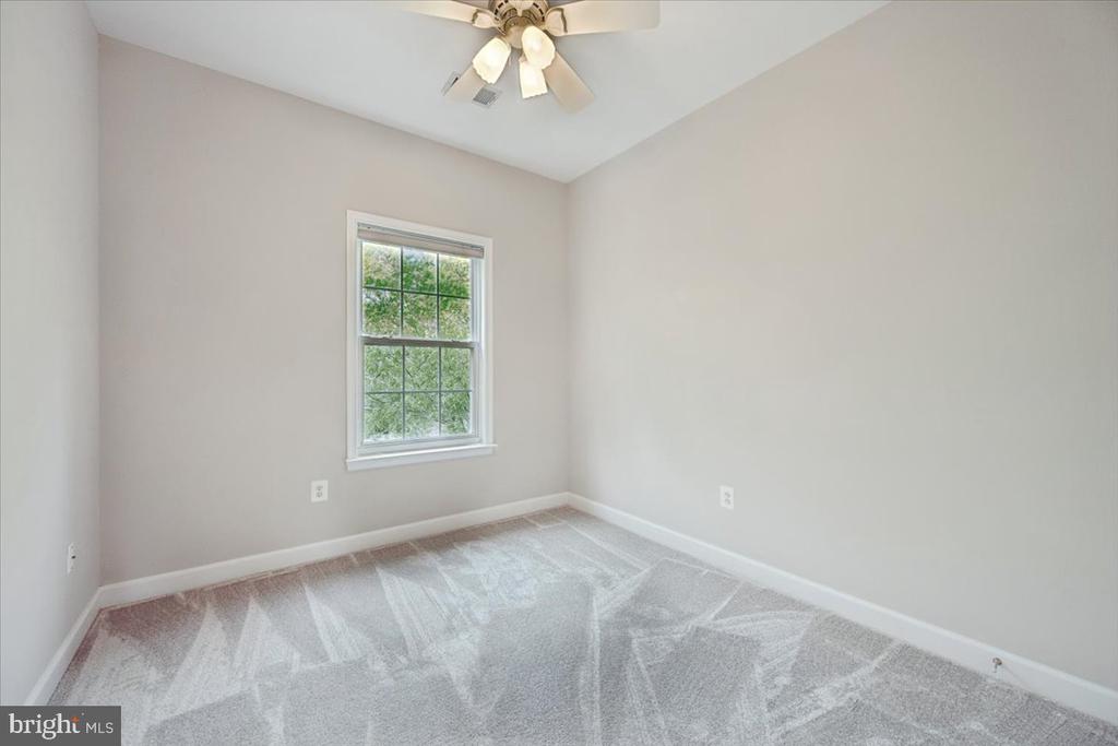 616 GARDEN VIEW SQUARE
