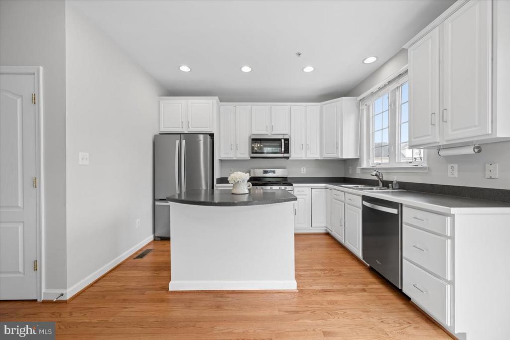 616 GARDEN VIEW SQUARE