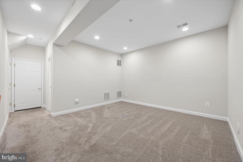 616 GARDEN VIEW SQUARE