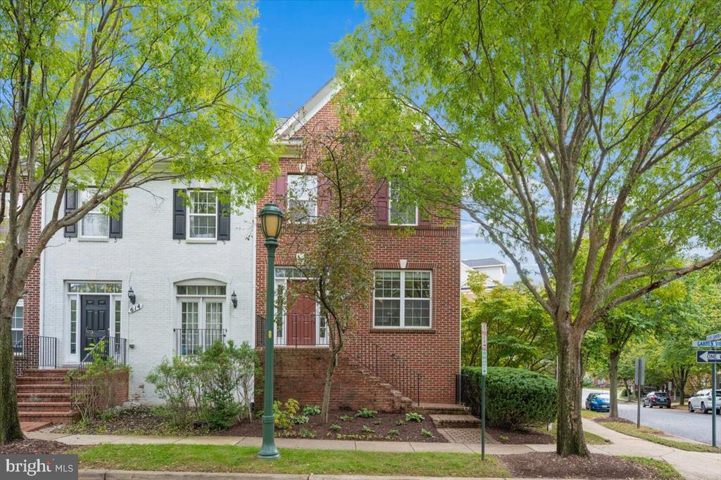 616 GARDEN VIEW SQUARE