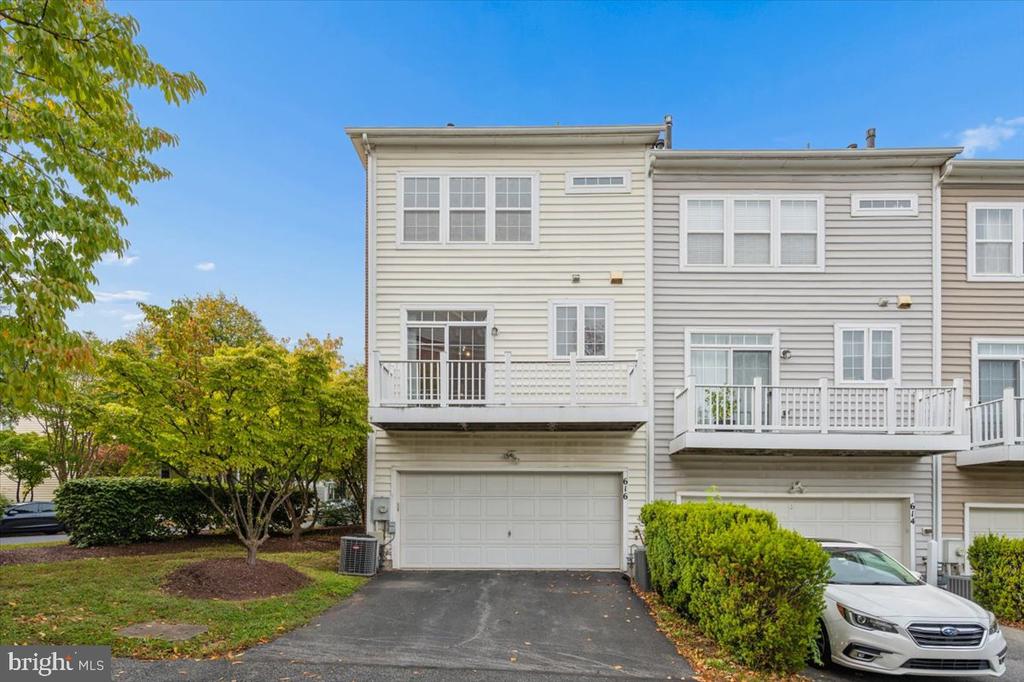 616 GARDEN VIEW SQUARE