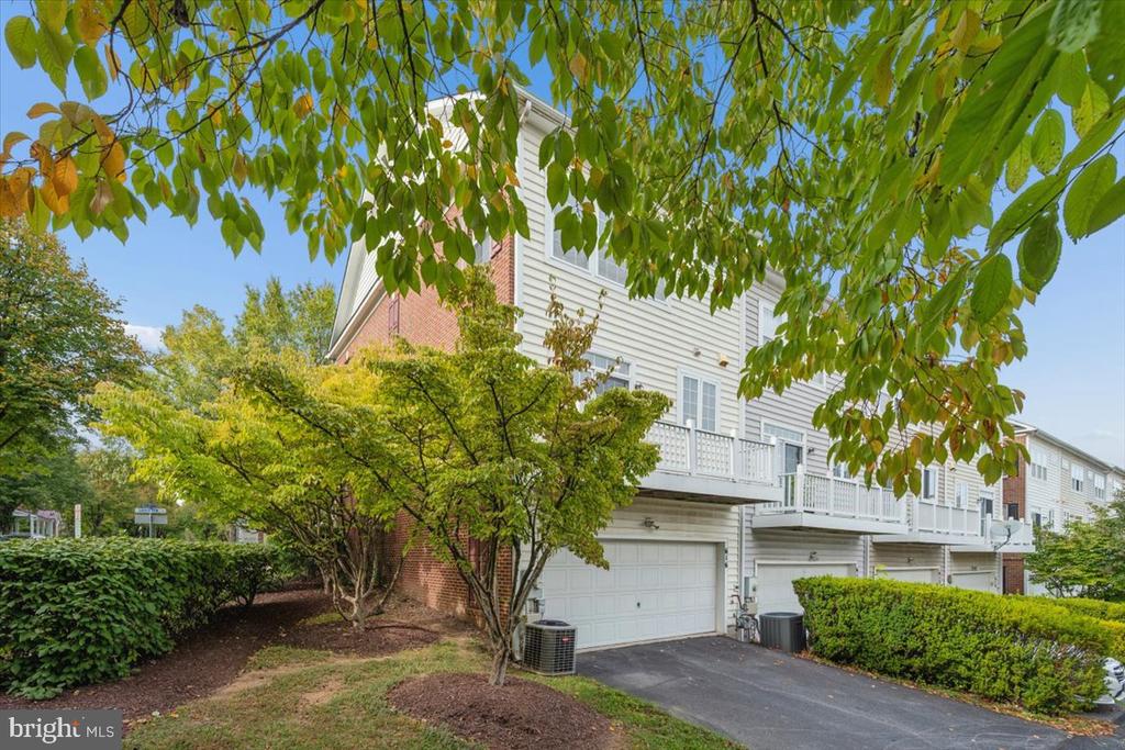 616 GARDEN VIEW SQUARE