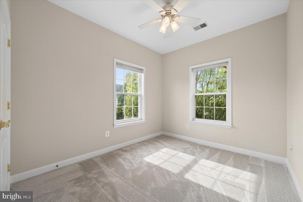 616 GARDEN VIEW SQUARE