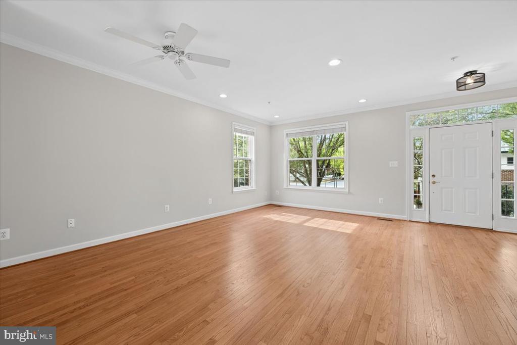 616 GARDEN VIEW SQUARE