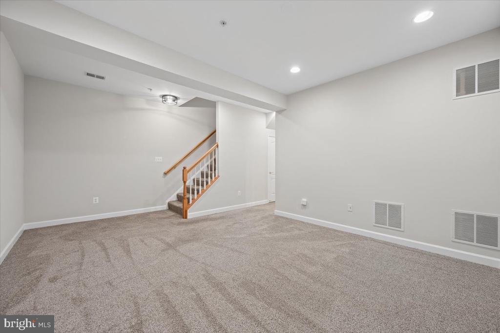 616 GARDEN VIEW SQUARE