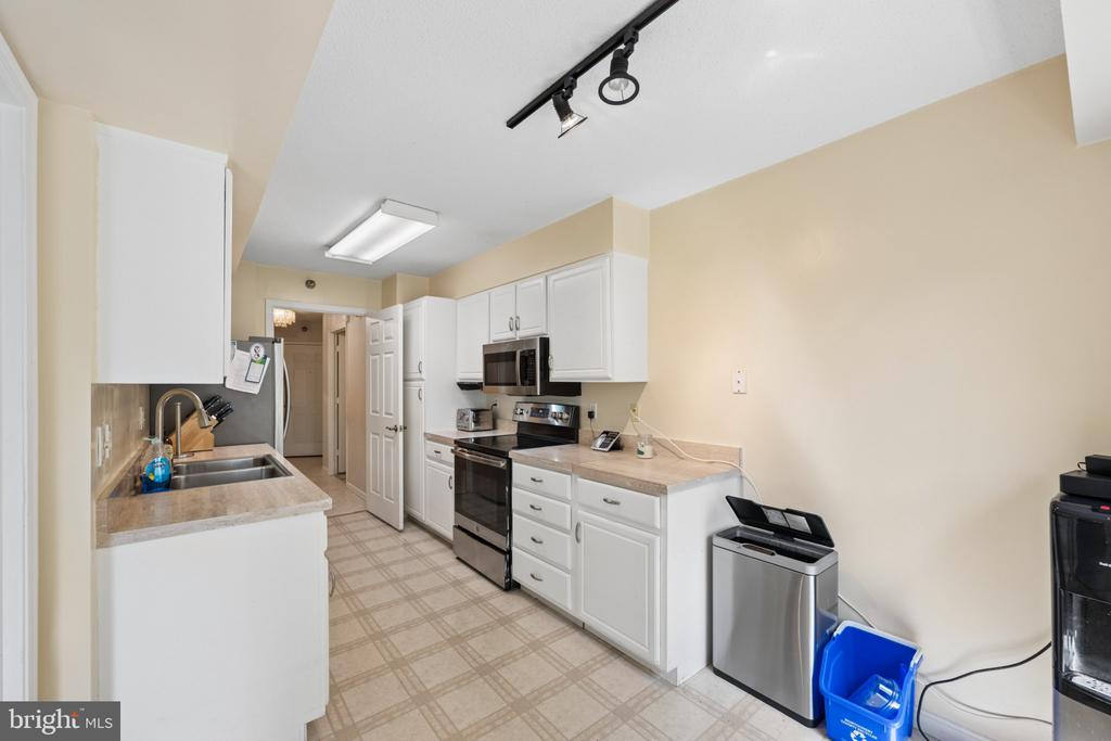 14800 PENNFIELD CIRCLE Unit: 301