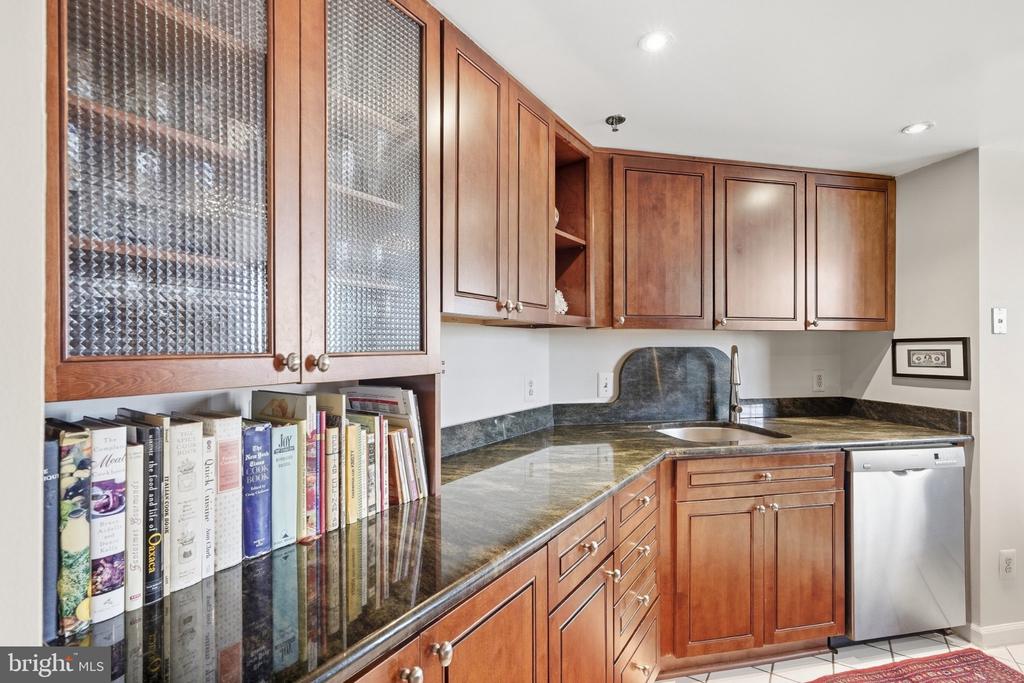5450 WHITLEY PARK TERRACE Unit: 910