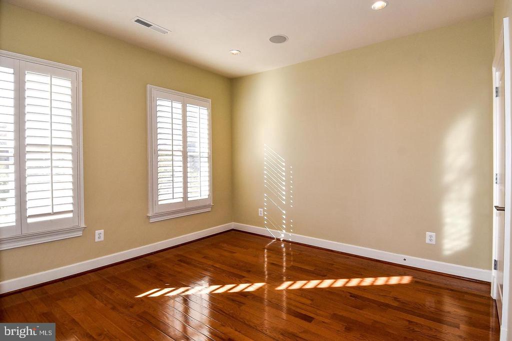 12525 LINDA VIEW LANE