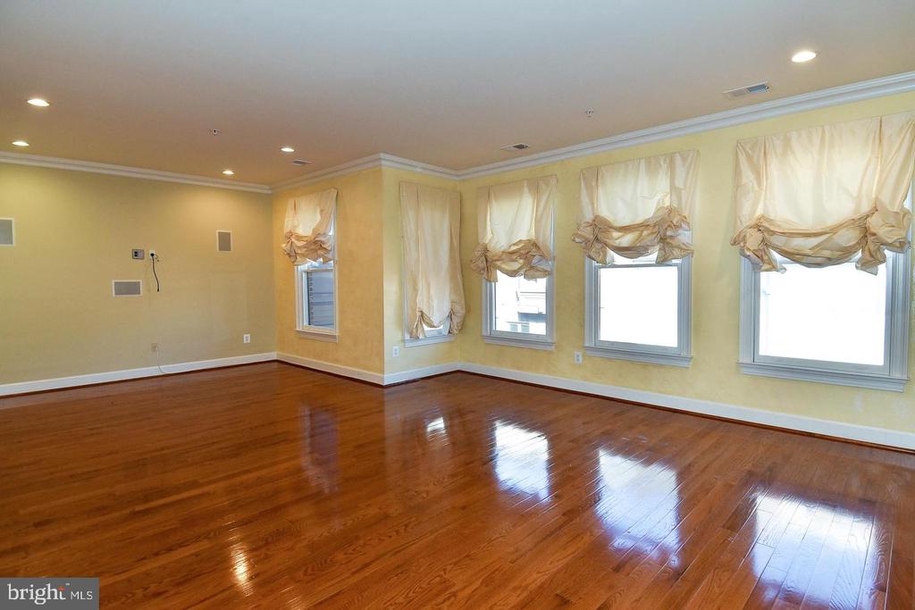 12525 LINDA VIEW LANE