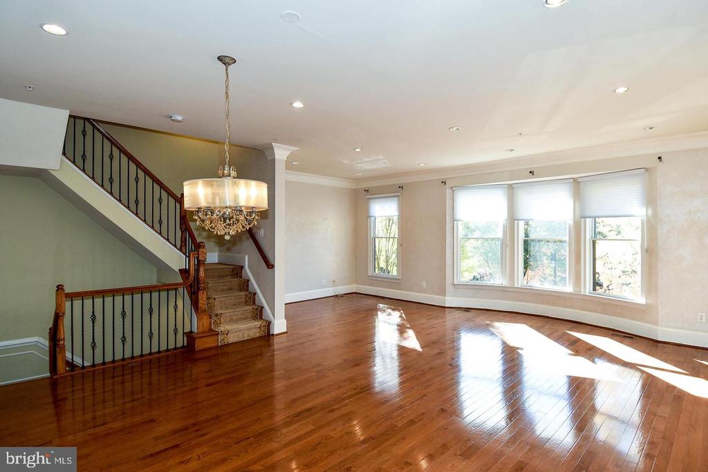 12525 LINDA VIEW LANE