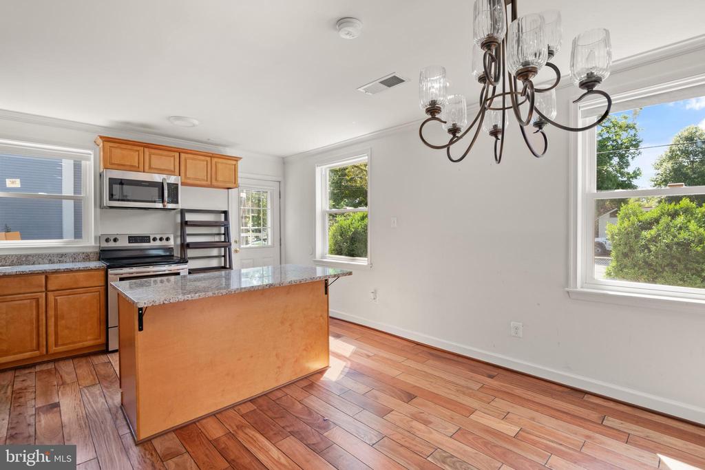 8600 LANTERN LANE