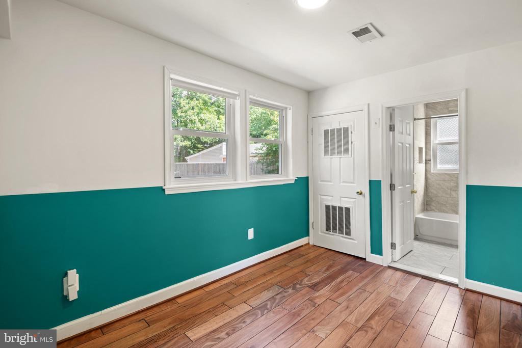 8600 LANTERN LANE