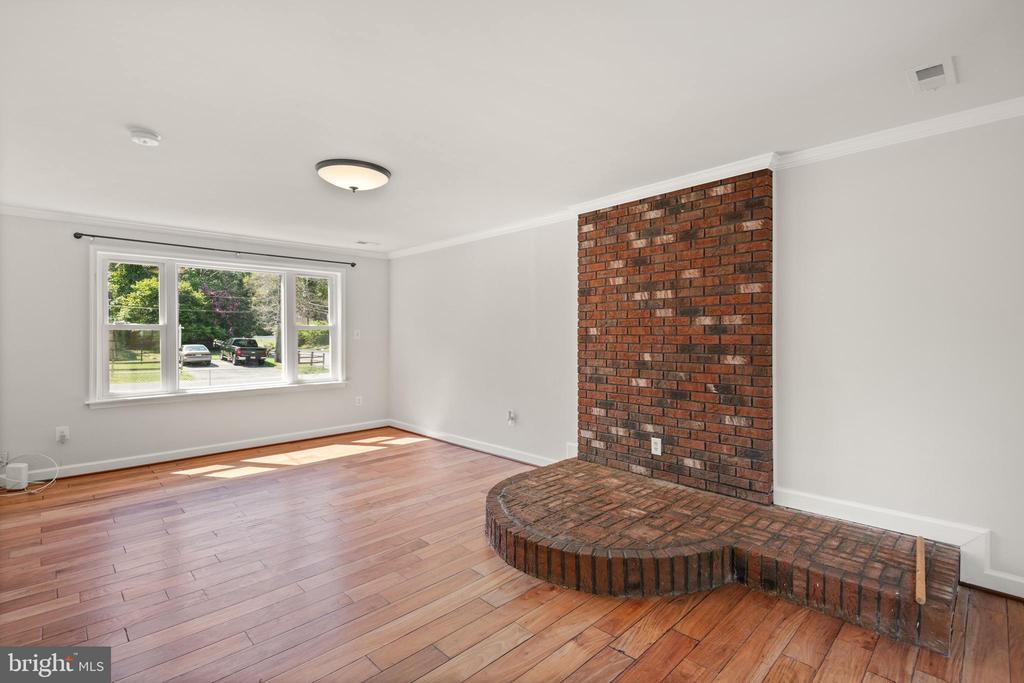 8600 LANTERN LANE