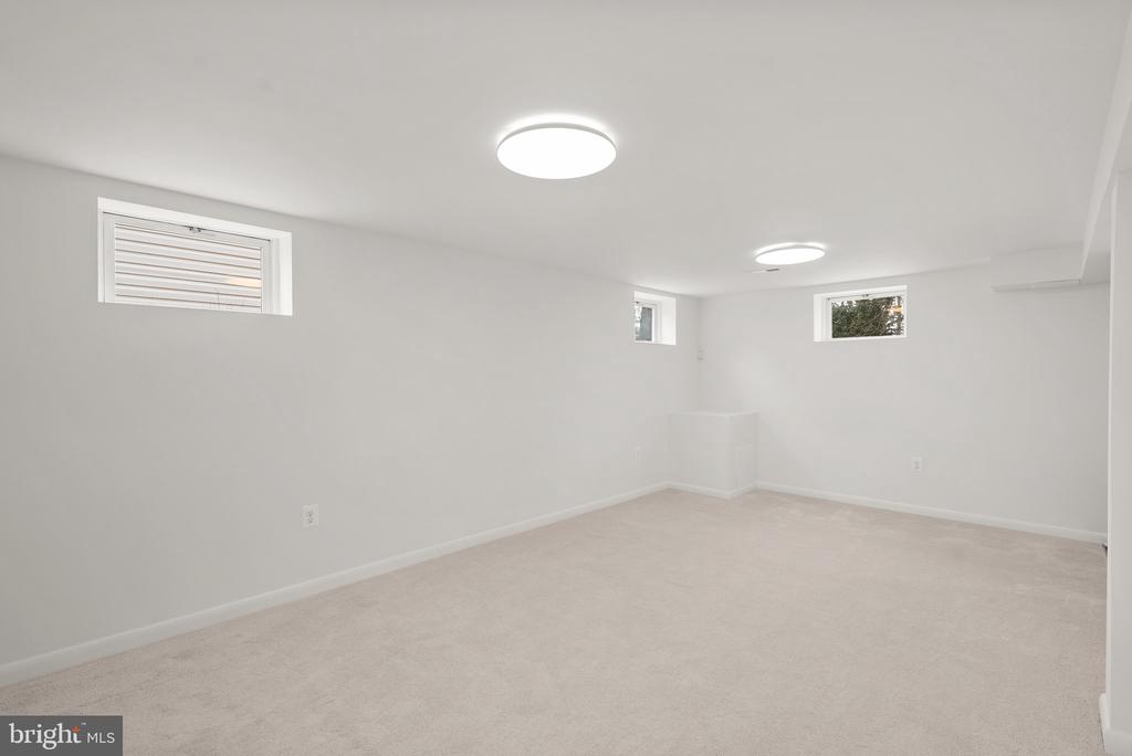 3913 ONEIDA PLACE