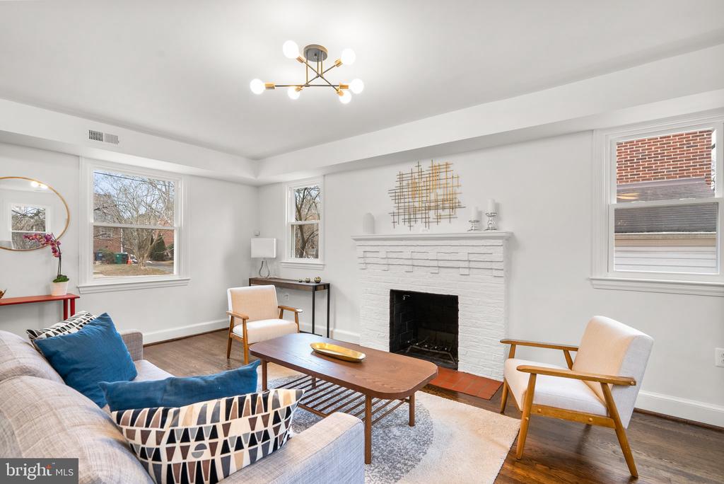 3913 ONEIDA PLACE