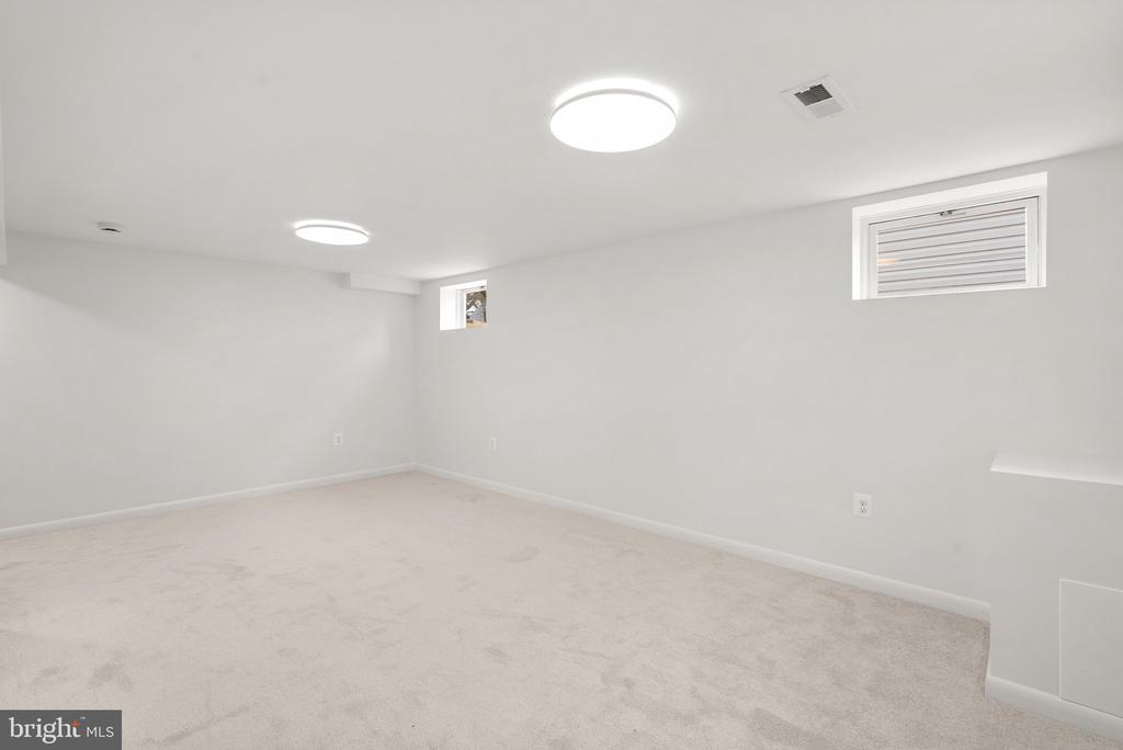 3913 ONEIDA PLACE