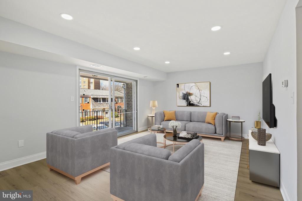 7984 LAKECREST DRIVE