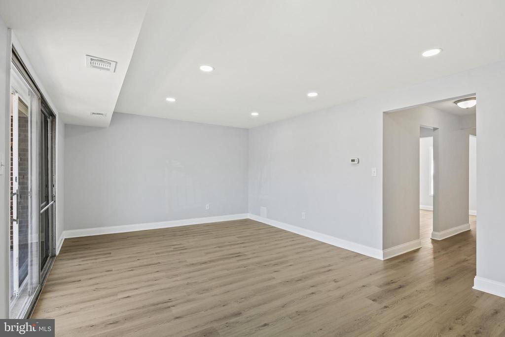 7984 LAKECREST DRIVE