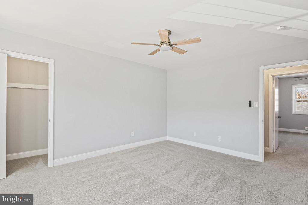 7984 LAKECREST DRIVE