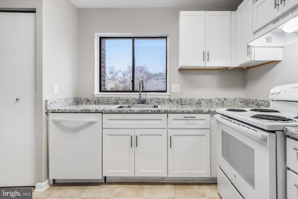 15702 DORSET ROAD Unit: 204