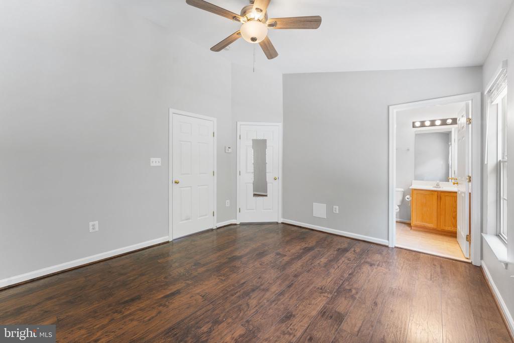 4004 MEADOW TRAIL LANE