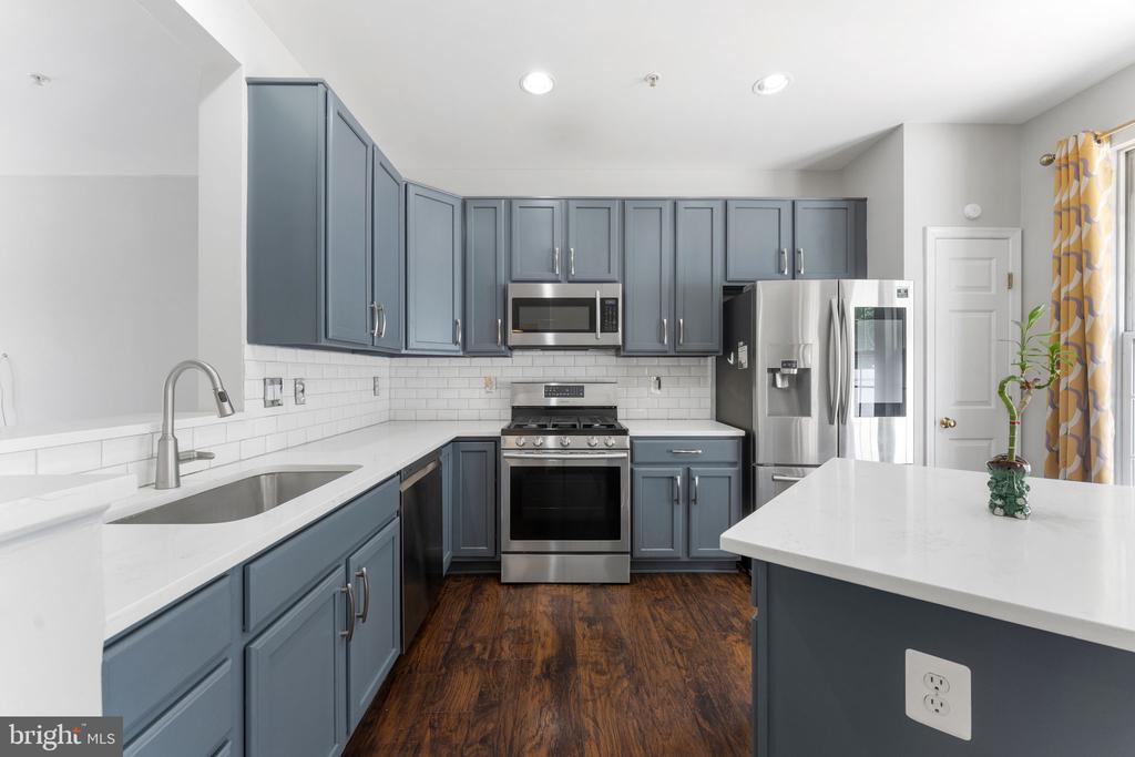 4004 MEADOW TRAIL LANE