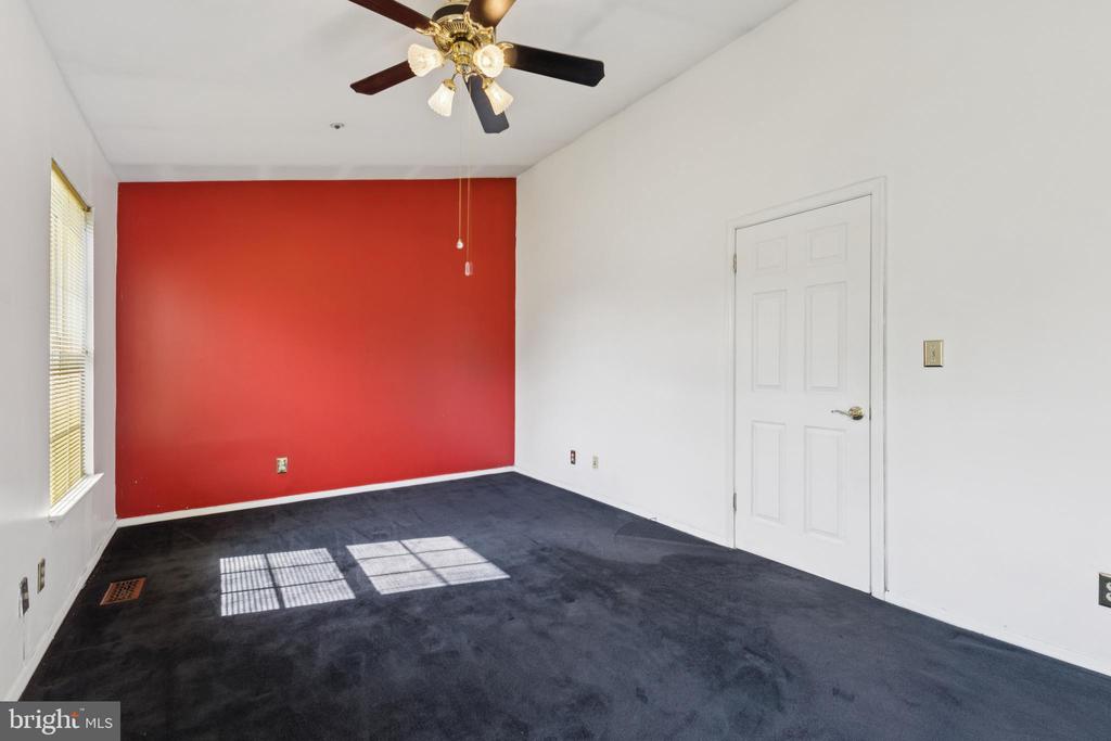 5715 REGENCY LANE