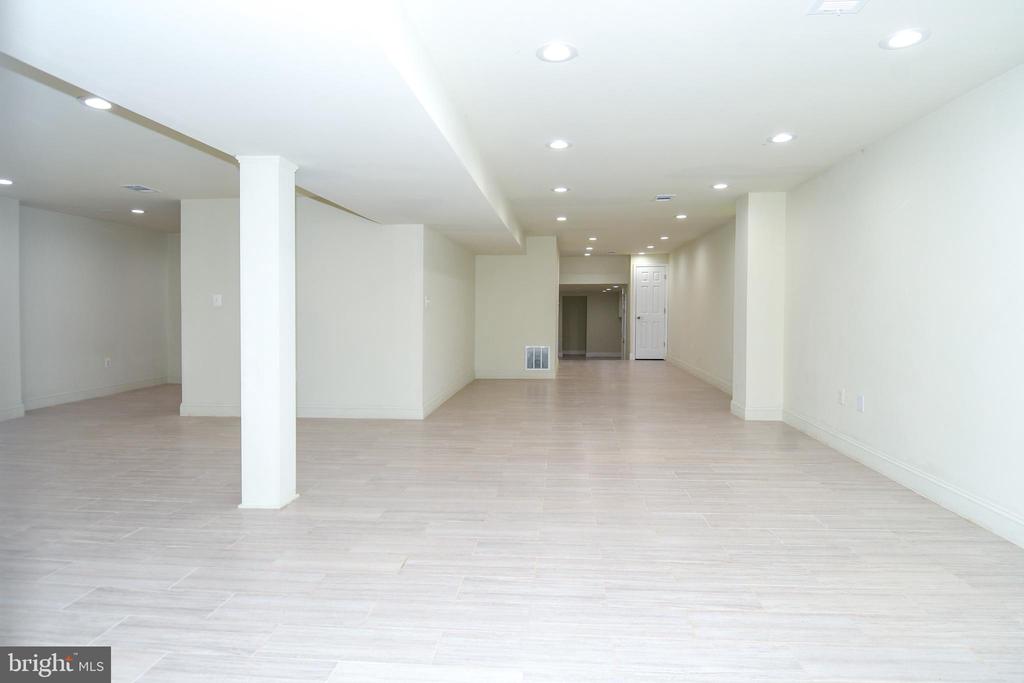 8012 WINGATE DRIVE