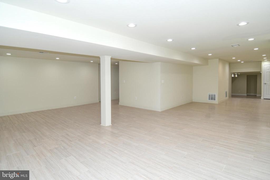 8012 WINGATE DRIVE