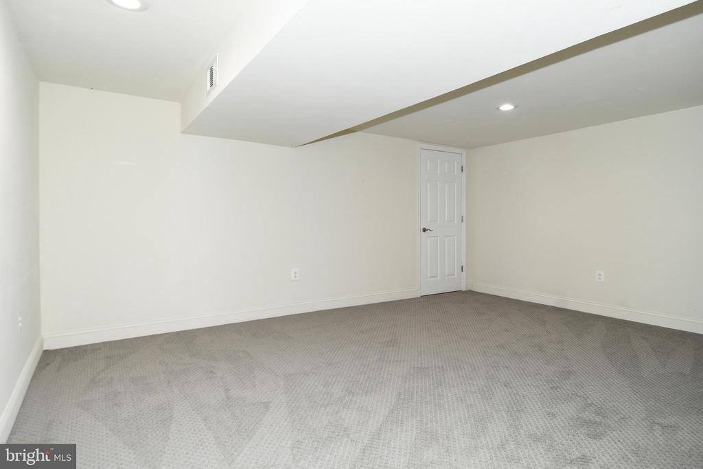 8012 WINGATE DRIVE