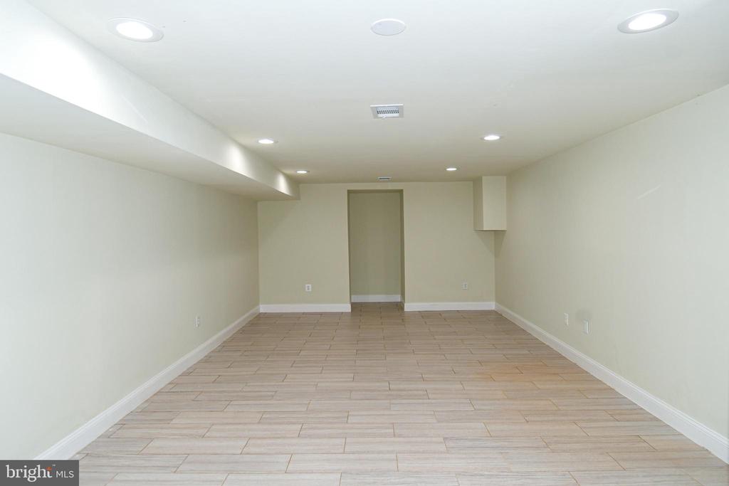 8012 WINGATE DRIVE