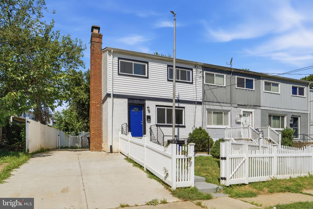 2112 COLUMBIA PLACE