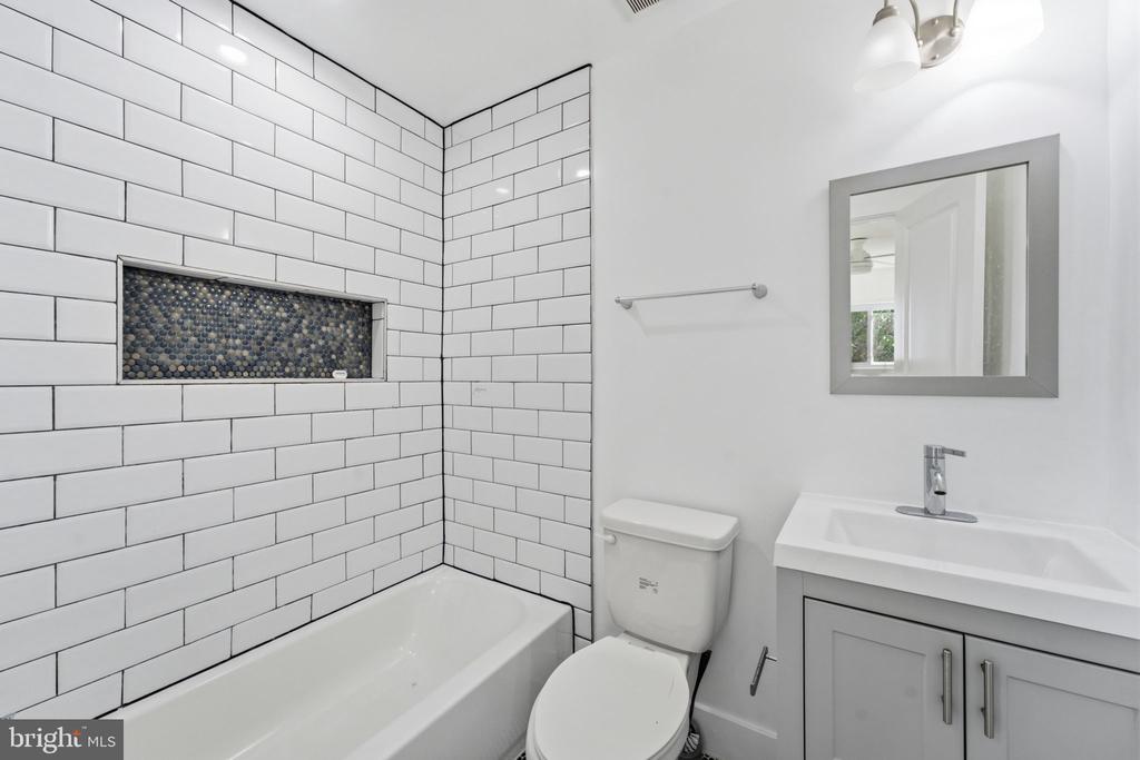 2112 COLUMBIA PLACE