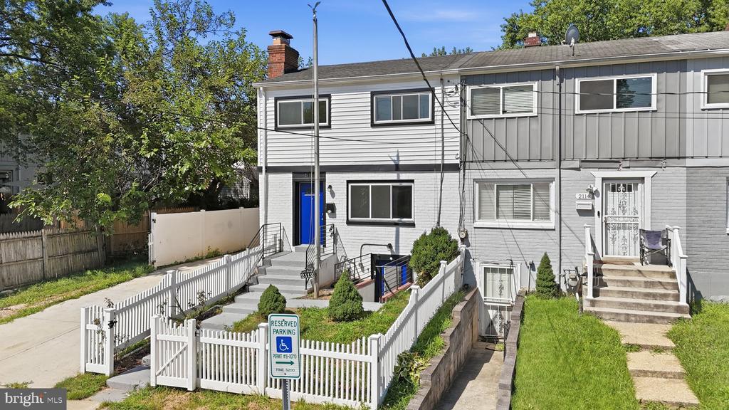 2112 COLUMBIA PLACE