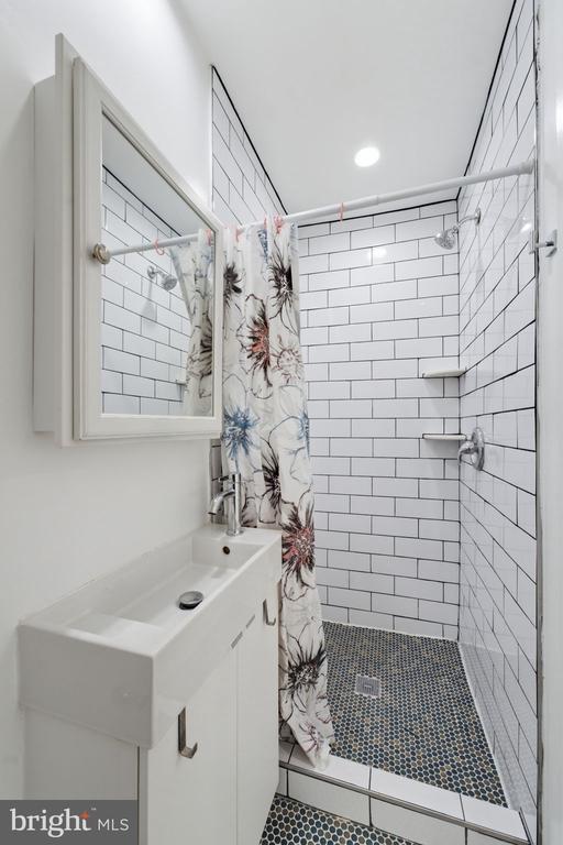 2112 COLUMBIA PLACE