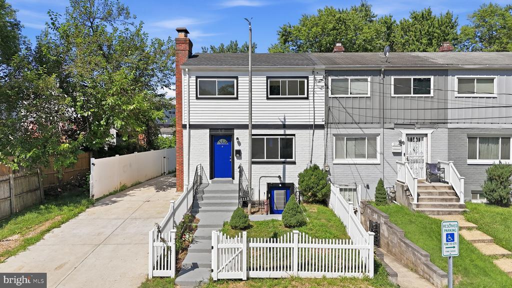 2112 COLUMBIA PLACE